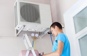 Damit sich in der Klimaanlage keine Keime, Bakterien oder Schimmelpilze einnisten und in den Räumen verbreiten, ist eine regelmäßige Wartung erforderlich.